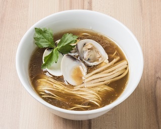 すすきのの夜を締めくくる、ハマグリ尽くしの一杯「自家製麺 中華蕎麦 あさつゆ」