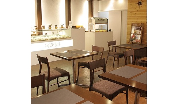 「銀座たい焼き 櫻家 東京キラピカ通り店」の店内はスタイリッシュな雰囲気