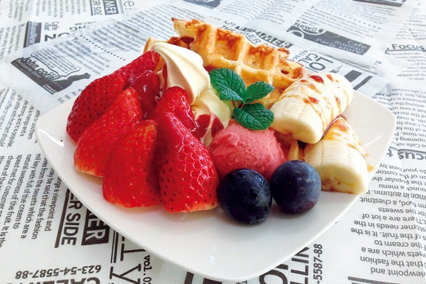焼き立てのワッフルや、複数品種のいちごで作る、シャーベットも好評の「いちごワッフル」(800円)/「多度グリーンファーム」