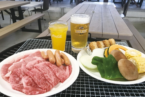 雨でも手ぶらでも楽しめるBBQ場もある。時間制限も無くゆったり楽しめる/「多度グリーンファーム」