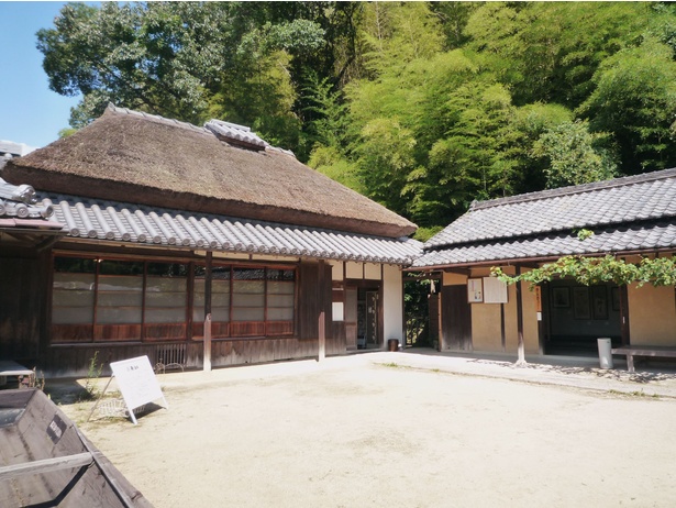 約250年前に建てられた生家は、かやぶき屋根が印象的な日本家屋