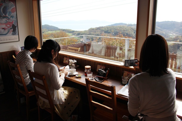 2Fがカフェスペース。窓際のカウンター席は壮大な景色が見渡せる特等席