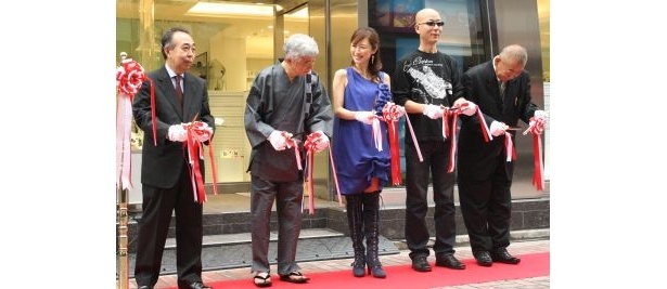 「一人で先にカットしちゃった」とニッコリ