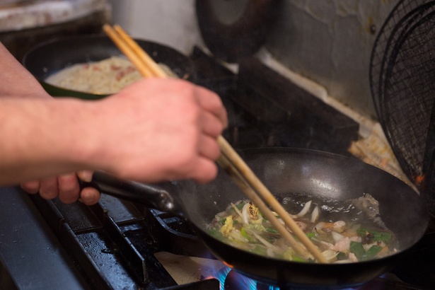 中華鍋を使い、本格的なあんかけを作る