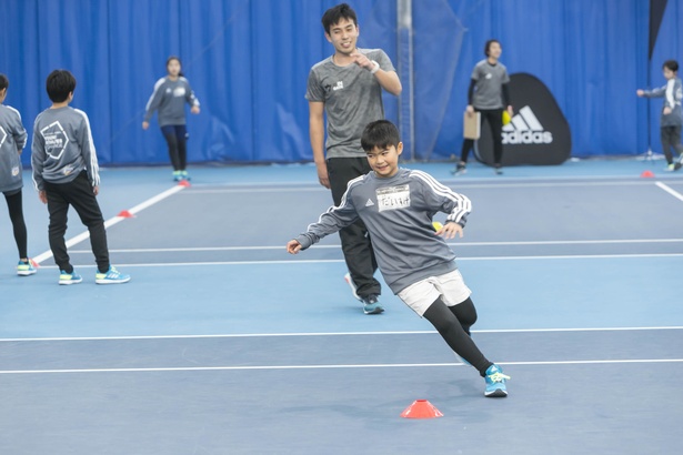 体力測定で行った種目と紐付けられた親子でできる家庭トレーニング。内容は公園などで簡単に行えるドリルを中心に選択されたとのこと