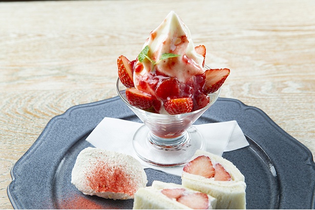 ｢苺のフェスティバルプレート｣(1,598円)。パフェのソフトクリームは豆乳アイスに変更可。ヴィーガンメニューにも対応