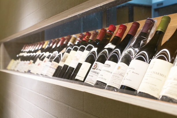 松村さんのセレクトによるワインは、フランス産を中心に約400本がスタンバイ。1本10万円のものもあり、通もうならせる品ぞろえが自慢だ