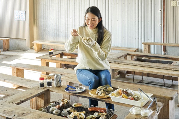 小長井町漁協直売店かき焼き小屋 / トングなどの道具一式は無料で貸し出す。「カキバーガー」(￥400)など週末限定メニューもオススメ