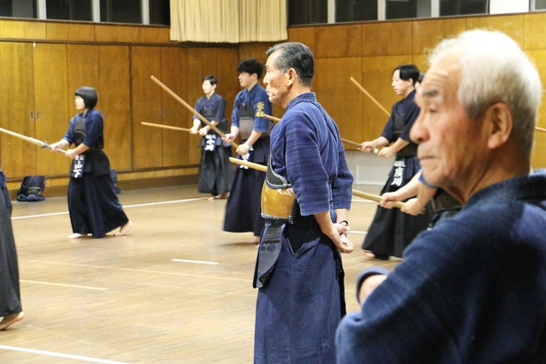 九州学生剣道連盟会長の角師範(中央)の厳しい眼差し