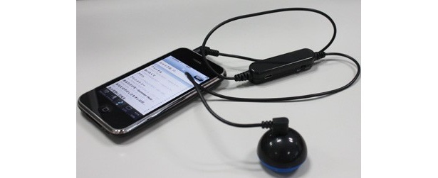 専用ケーブル「POWER BOOSTER」（1480円）を使えば、より大きく、クリアな音で楽しめる。秋の行楽シーズンのお供にもぴったり！