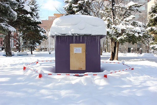 垂氷小屋。あえて氷柱ができる建築構造とした小さな小屋に暖房機能を付加し、開催期間中どれだけの氷柱ができるか実験する
