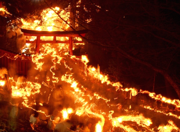 【写真を見る】赤く燃え上がる迫力の炎は必見