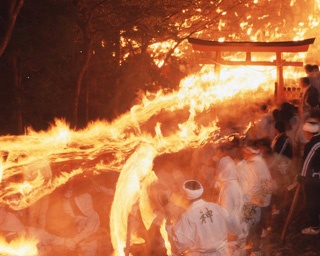 熊野に春を呼ぶ火祭り！和歌山県・神倉神社で「御燈祭り」開催