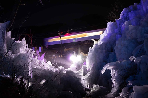 近くには西武秩父線が通っており、一部列車は氷柱付近で徐行運転も行う