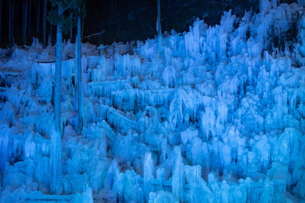 夜間の氷柱の風景
