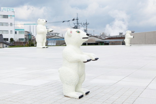 屋外広場に展示された三沢厚彦氏の代表作。立山連峰の方角を向いて3頭のクマが立っている。記念撮影スポットとしても人気
