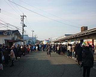 ふぐ鍋の無料提供には長蛇の列も！山口県下関市「下関ふくの日まつり」