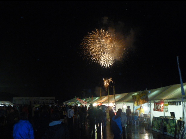 雪の祭典に花火も打ち上がる