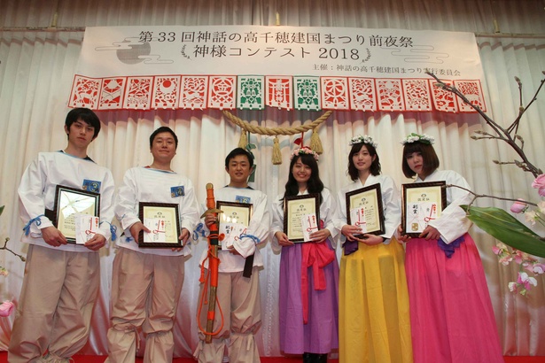【写真を見る】神様コンテスト(男性)、女神様コンテスト(女性)で選ばれた神様達(※写真は2018年のもの)