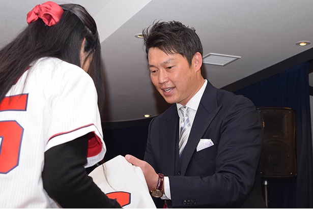 イベント終了時には、それぞれが持ってきたグッズにサインを入れ、全員と握手