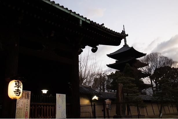 朝6時の東寺。まだ提灯に明かりが灯っている