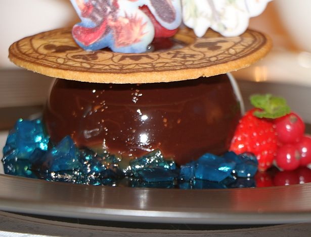 【写真を見る】「『キングダム ハーツ』スペシャルケーキセット」は、キラキラと輝く、シーソルト味のゼリーがポイント！
