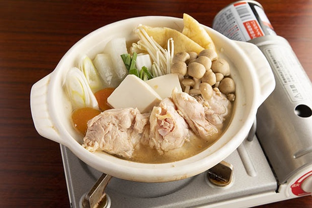 鶏塩ちゃんこの具材は、大ぶりな鶏肉に豆腐、きのこ、油揚げなど。野菜にも味が染みている