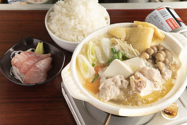 【写真を見る】ご飯はセルフサービスで食べ放題！。早川漁港で仕入れた刺身も小鉢で付いて大満足！
