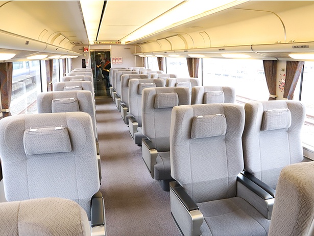 「ハローキティはるか」の車内