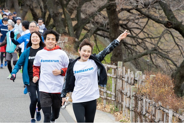 【写真を見る】元実業団の湯田知美さんを先頭に千鳥ヶ淵を走る参加者たち