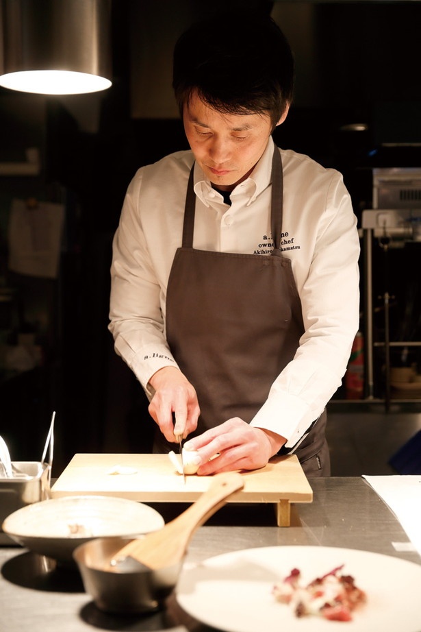 和食でおなじみの調理器具も用いながら調理するオーナーシェフの高松さん