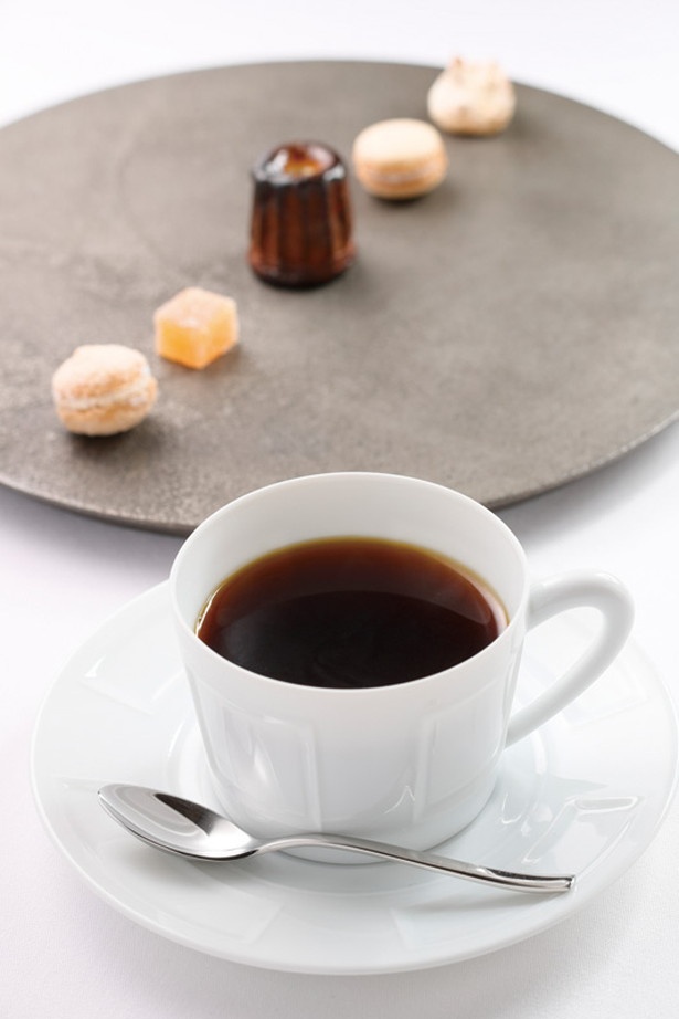 コーヒーは近所の「マルヨシコーヒー」の豆を使用。丁寧に作られた小菓子が添えられる