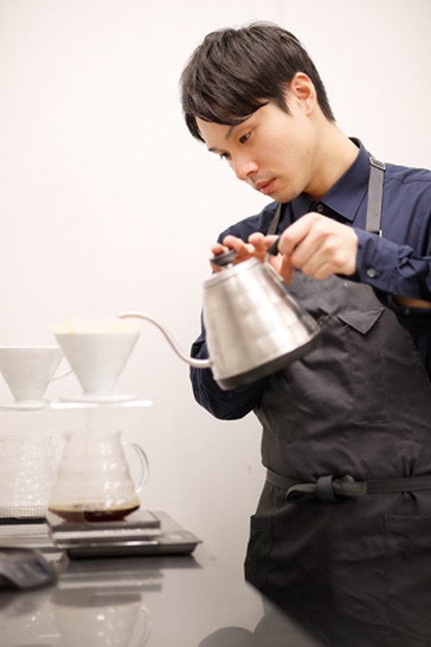コーヒーはバリスタの堀内俊佑さんが1杯ずつ抽出する