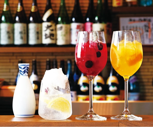 酒とさかな ふじ / わたあめをのせた日本酒「旭菊」にソーダを注ぐ「ふじサワー」(702円)や「自家製サケグリア」(756円)など、日本酒カクテルもそろう　