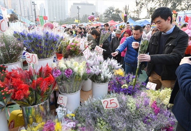 正月飾りを求めて人々が集まる花市