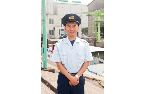 船を仕切る船長の瀧澤清さん。いろいろな建造物を案内してくれる