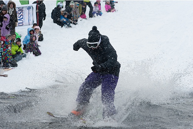 ニセコの足自慢のスキーヤーが華麗な技で競い合う「激走！水面滑走トライアル」は盛り上がること必至！