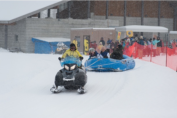 【写真を見る】モービルチューブなど雪にまみれて参加できるイベントが目白押し！豪雪地域ならではのアツい2日間が楽しめる