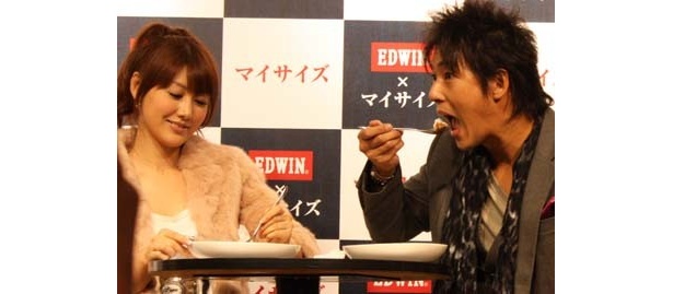 新商品「マイサイズ」のカレーを食べた細川は「味かなりいい！」と絶賛した