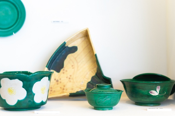 昭和時代の緑釉白椿菓子鉢(手前左)など