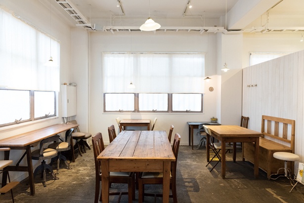 欧州のアンティーク家具と内田氏製作の椅子が居心地のいいカフェスペース