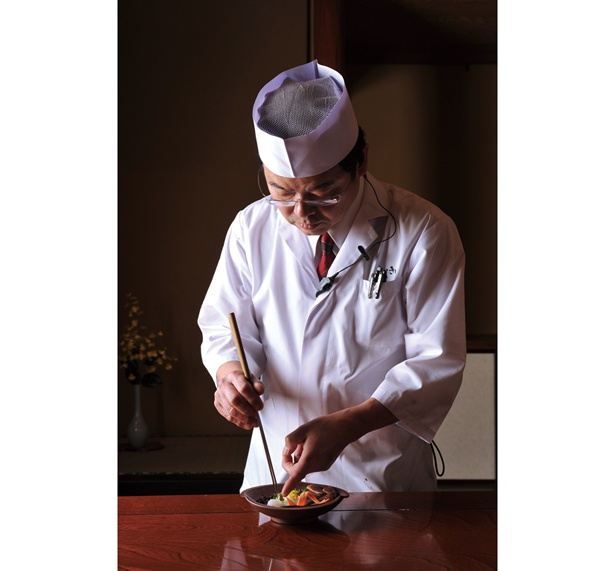 総料理長の小嶋智明さん。愛知県の日本料理店や実家の和食店で約15年腕を磨き、自身も店を営んだのちに「別邸きときと」へ。名駅の名古屋店立ち上げなどにかかわり、現在にいたる