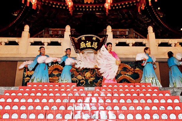 春節のフィナーレとして、横濱媽祖廟で行われる幻想的な祭り「元宵節燈籠祭」。2019年2月19日(火)17:30〜