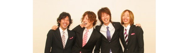 theSoul （ザ ソウル）。河野健太郎（Vo＆G＆Ky）、村井清崇（Vo＆カホーン）、楯岡裕人（G）、金城裕紀（Ba）の4人からなるバンド