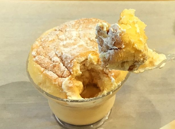 「奇跡のスフレパンケーキプリン」のスフレに“専用のフォーク”をサクッと刺し込むと幸せな気分に！
