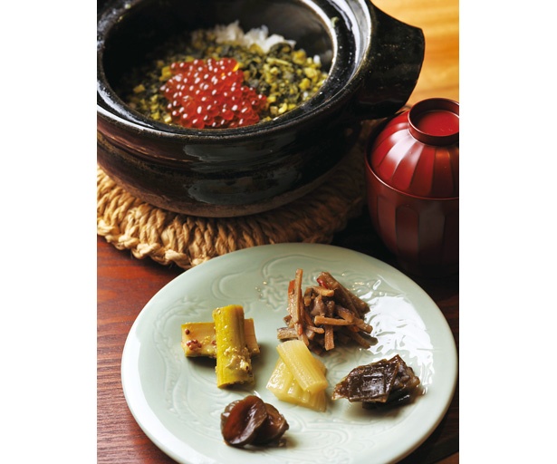 【写真を見る】塩漬けしたカブの葉で作る、締めの自家製菜飯とイクラの土鍋ご飯。自家製漬物は、食後酒の肴にもぴったりだ