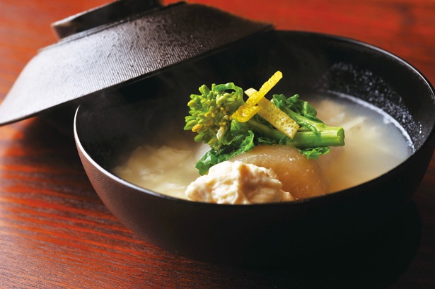 湯葉の擂り流しとムカゴの真丈の椀物。豆乳のようにまろやかで優しい味わいが広がる