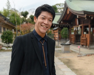 駿河太郎が日本初のお笑い芸人を主演し、大阪松竹座に初登場！ 大学時代に読んでいた、懐かしい関西ウォーカーを前に語る