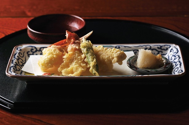 カニの身の食感が楽しめるよう、薄付きの衣で揚げた天ぷら/料亭きときと
