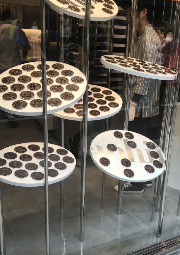 店頭に並ぶ「ガトーショコラ ロンド」